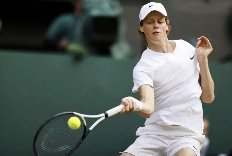 jannik sinner a wimbledon durante la partita con djokovic  1