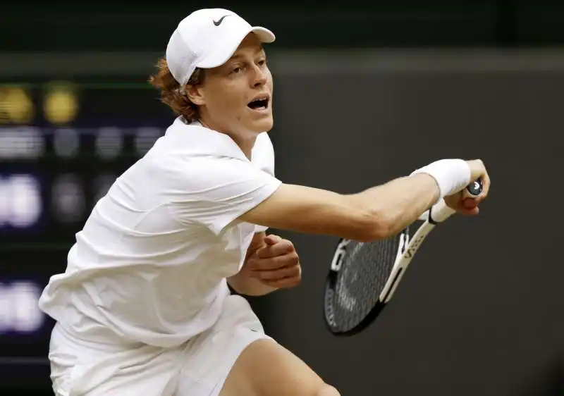 jannik sinner a wimbledon durante la partita con djokovic 