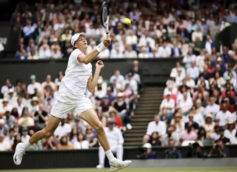 jannik sinner a wimbledon durante la partita con djokovic 2