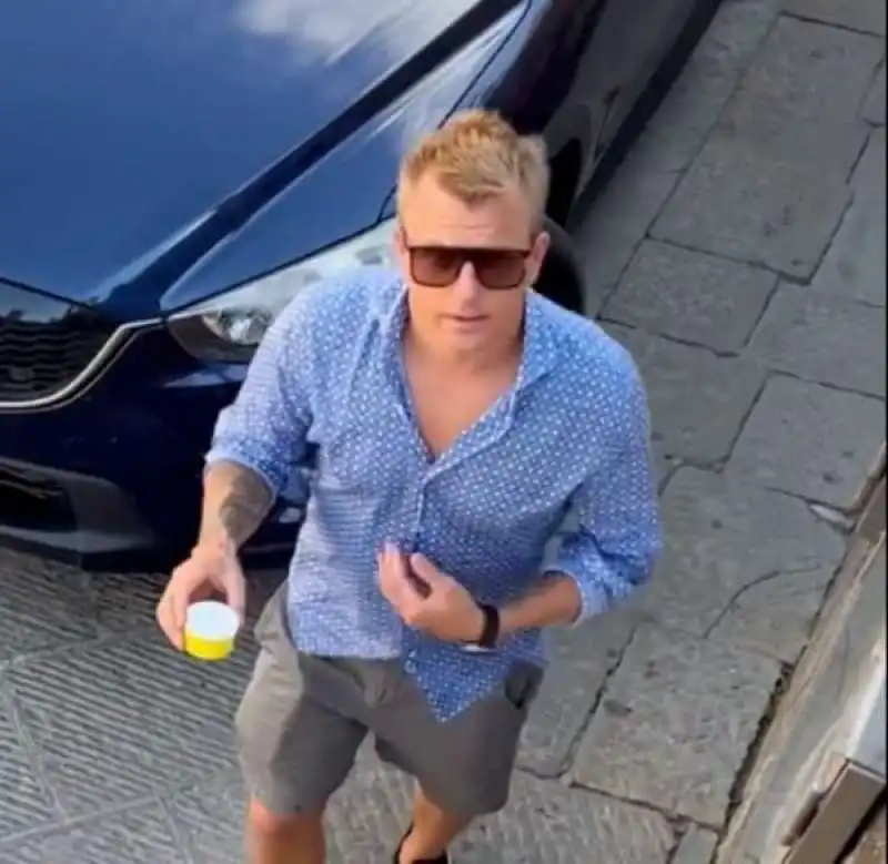 kimi raikkonen disseta un cane bloccato in auto 