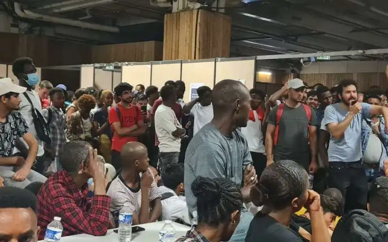 la chapelle debout occupa in centro accoglienza 1