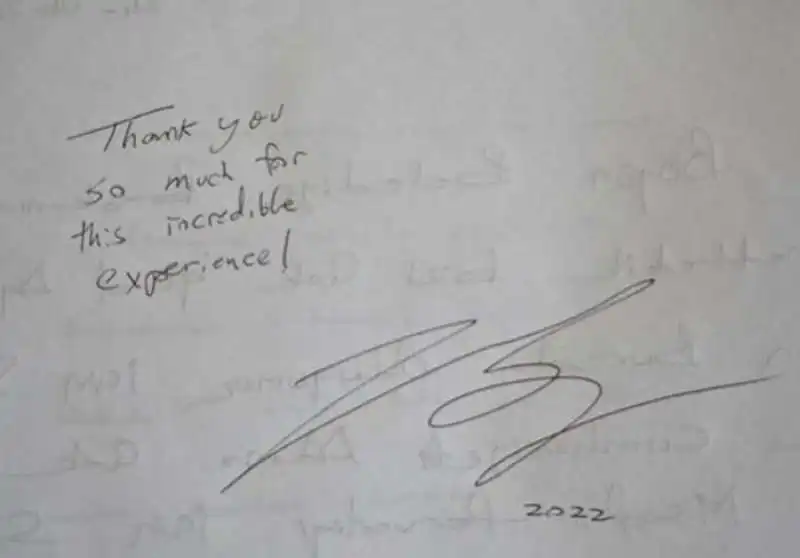 la firma di dicaprio sul libro d onore degli uffizi