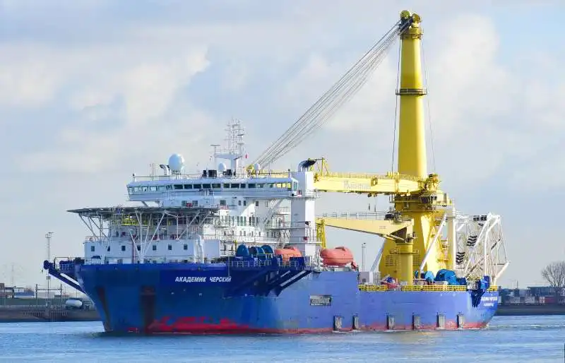 la nave posatubi russa Akademik Cherskij 2