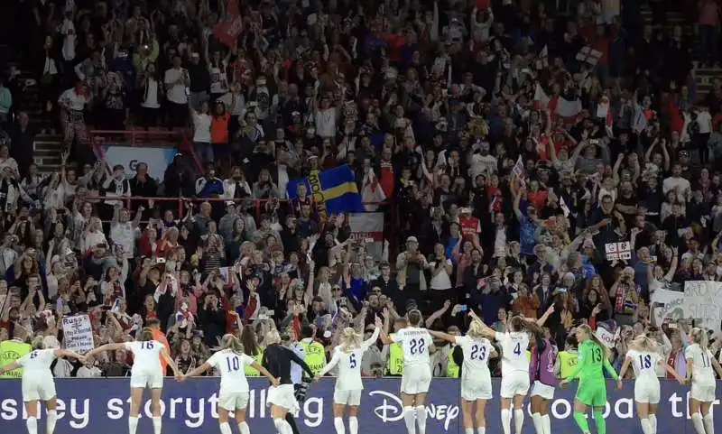 la nazionale femminile  inglese festeggia la vittoria con la svezia agli europei