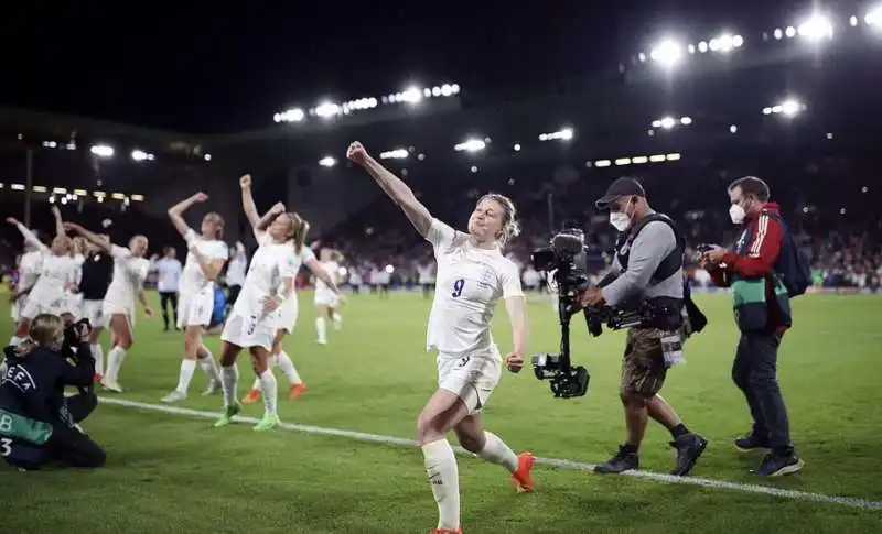 la nazionale femminile  inglese festeggia la vittoria con la svezia agli europei 