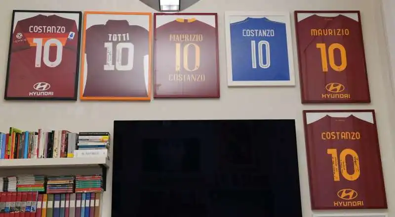 le maglie della roma di maurizio  costanzo tifoso  romanista esposte in ufficio