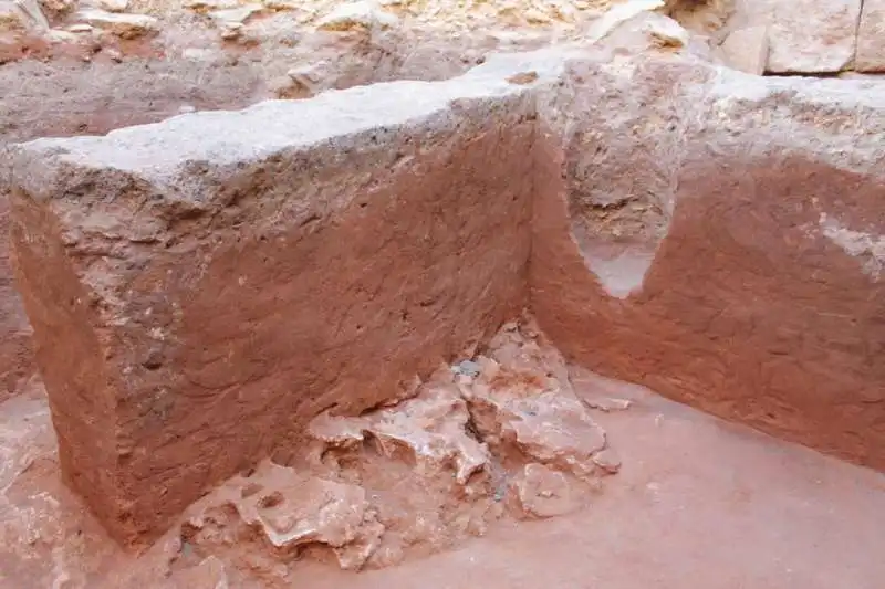 le mura di un recinto rituale a selinunte 