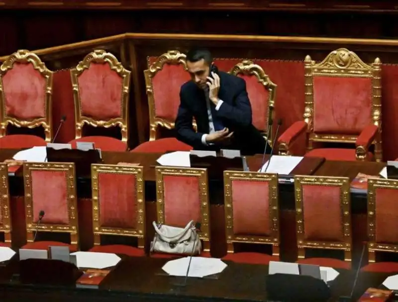 luigi di maio  al telefono 