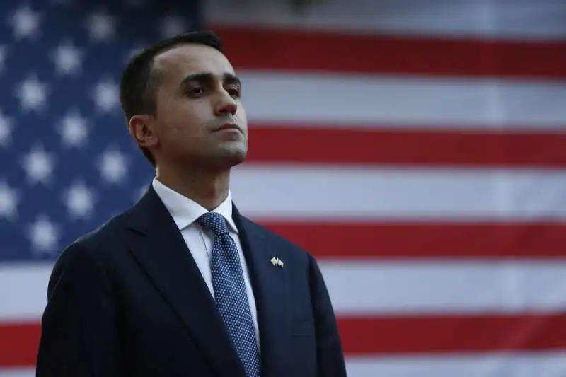 luigi di maio alla festa per l indipendenza   ambasciata americana 