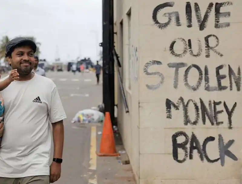 manifestanti dentro al palazzo presidenziale di colombo   sri lanka   3