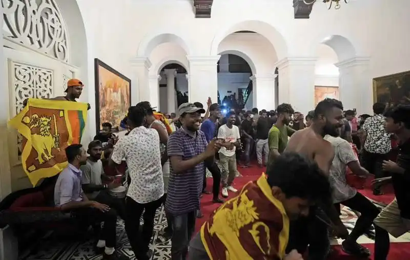 manifestanti irrompono nel palazzo del presidente a colombo   sri lanka   1