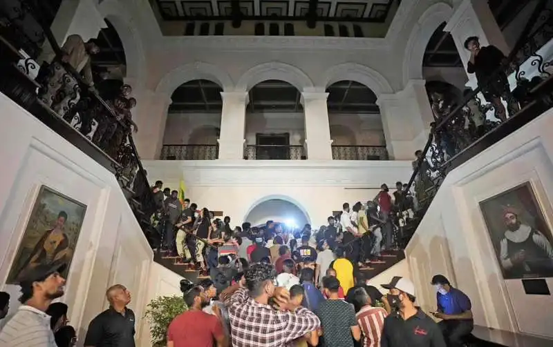 manifestanti irrompono nel palazzo del presidente a colombo   sri lanka   2