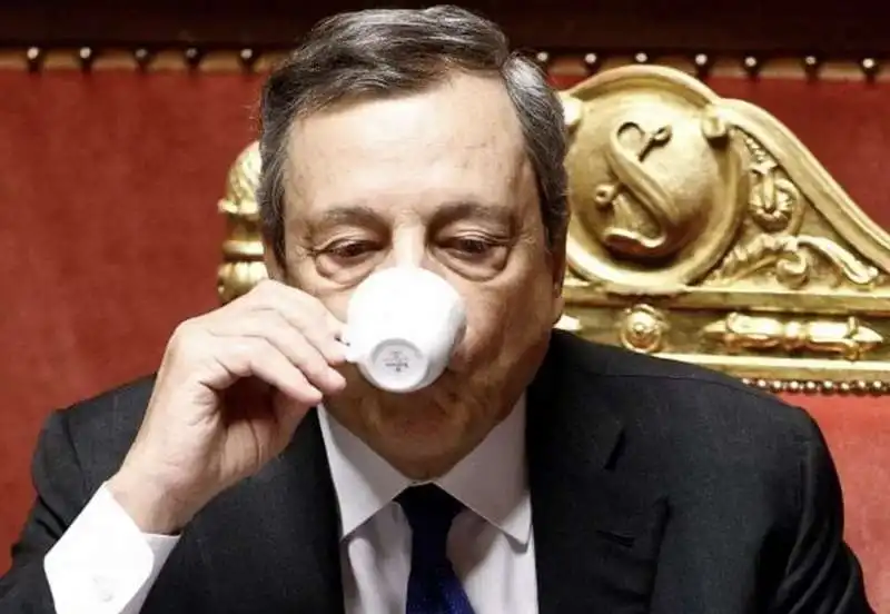 mario draghi beve un caffe al senato 