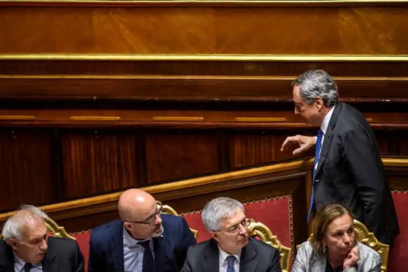 MARIO DRAGHI ESCE DAL SENATO  