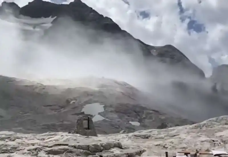 MARMOLADA - IL CROLLO VISTO DAL RIFUGIO  