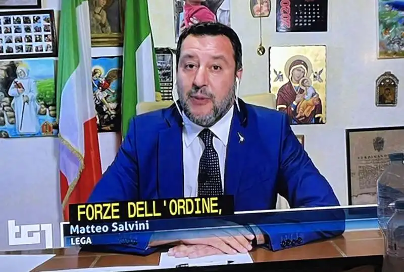 matteo salvini con le madonne in diretta al tg1   1