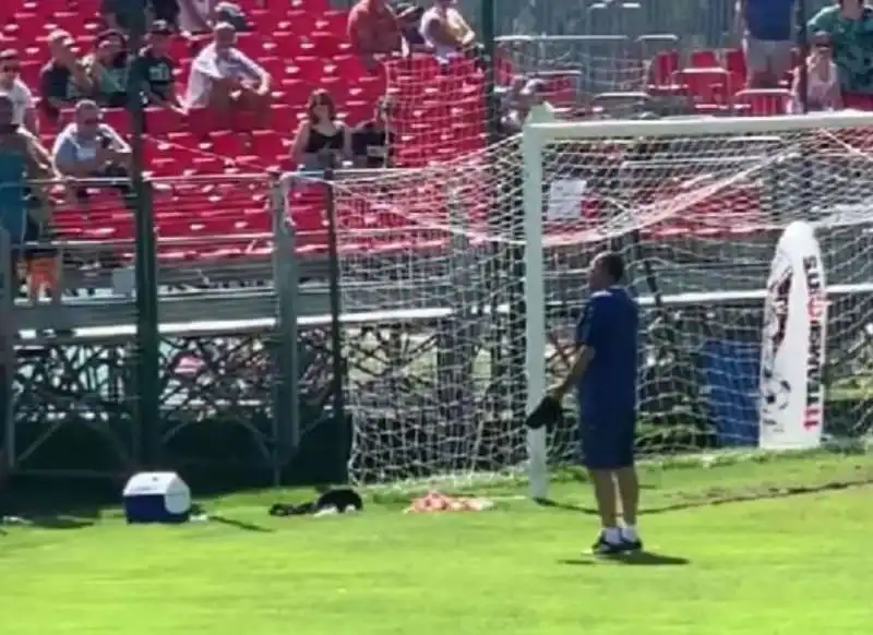 maurizio sarri interrompe l allenamento per parlare con i tifosi che contestano acerbi 3