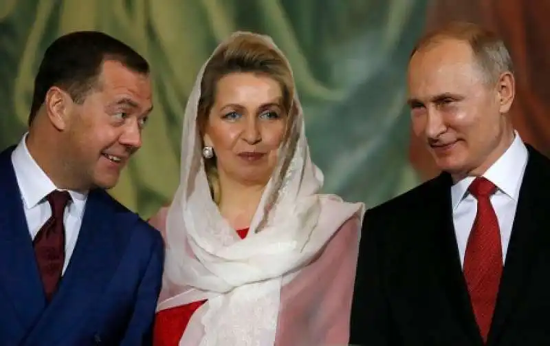 medvedev e sua moglie svetlana con putin