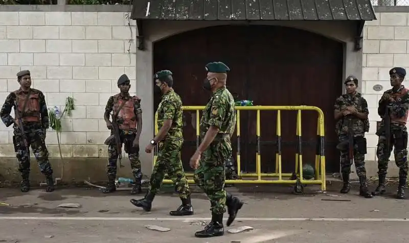 militari  per le strade di colombo   sri lanka 