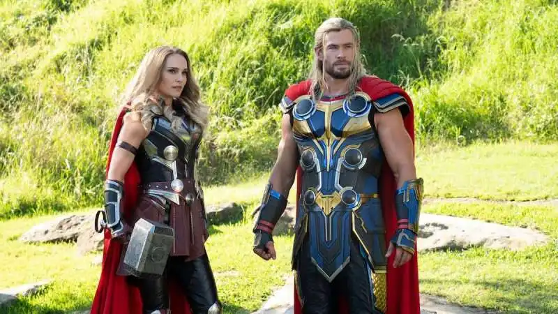 natalie portman chris hemworth   thor love and thunder 