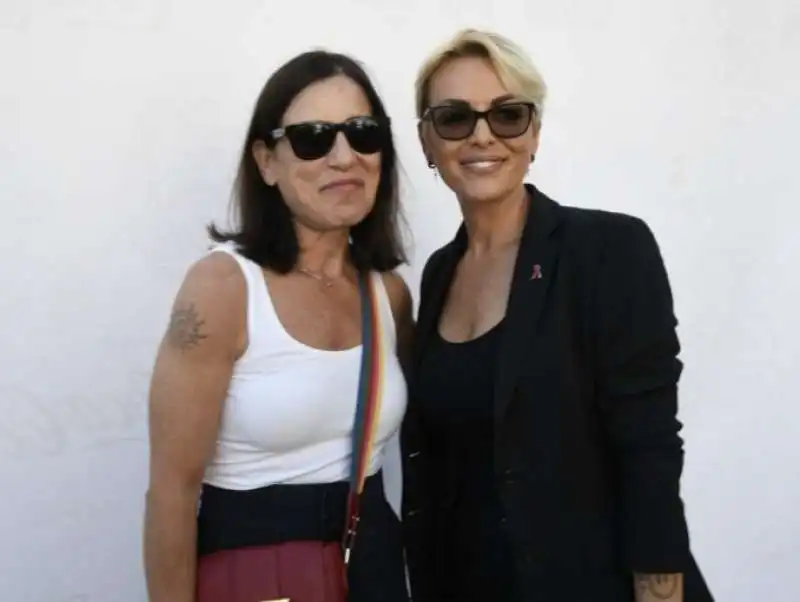 paola turci e francesca pascale al pride di napoli  2