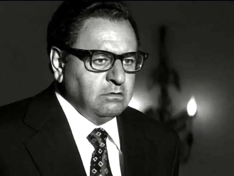 paul sorvino interpreta henry kissinger in gli intrighi del potere 