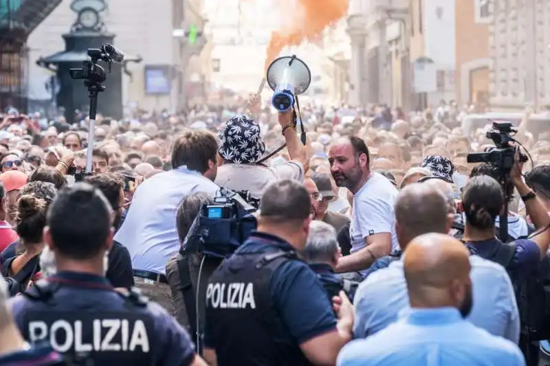 protesta dei tassisti davanti a palazzo chigi   1