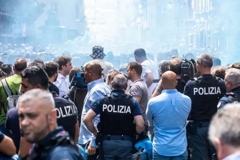 protesta dei tassisti davanti a palazzo chigi   2