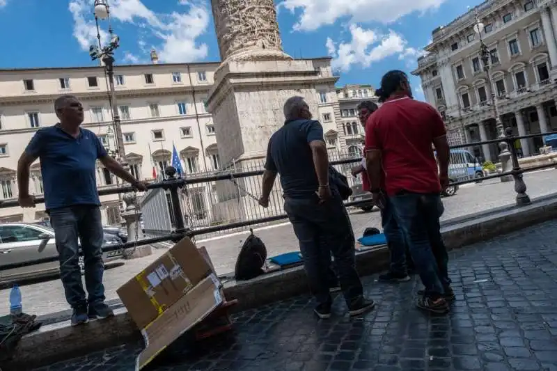 protesta dei tassisti davanti a palazzo chigi   4