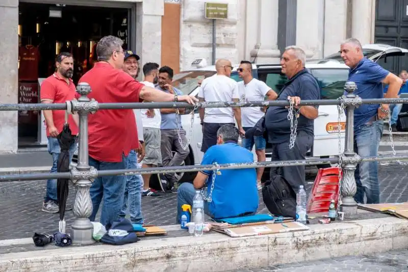 protesta dei tassisti davanti a palazzo chigi   5