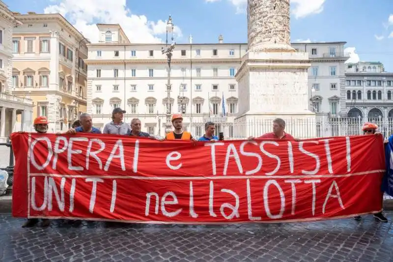 protesta dei tassisti davanti a palazzo chigi   6