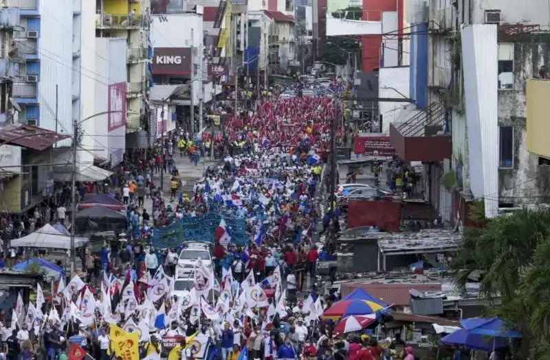 proteste a panama contro il caro carburante   12