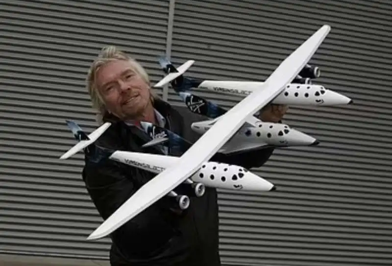 richard branson con un modellino della virgin galactic 