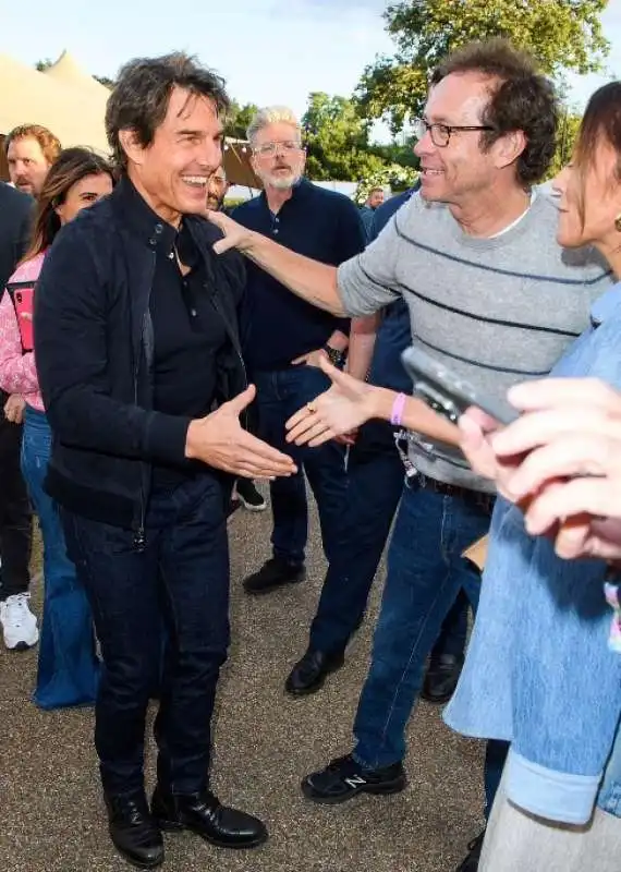 selfie con tom cruise al concerto di adele  2