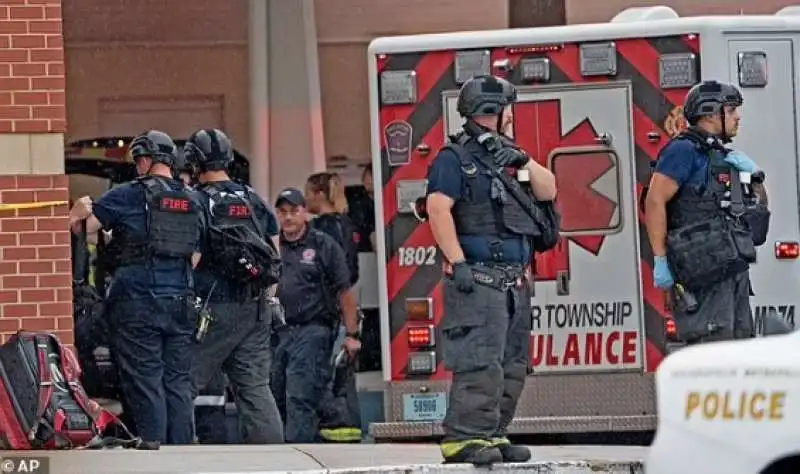 sparatoria nel centro commerciale di greenwood indiana 