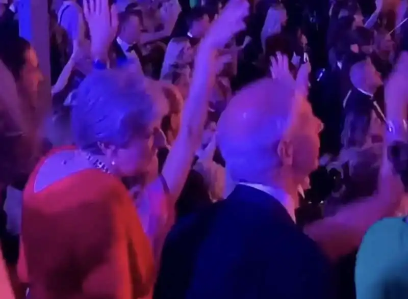 theresa may scatenata al concerto di craig david il giorno dell'addio di boris johnson 