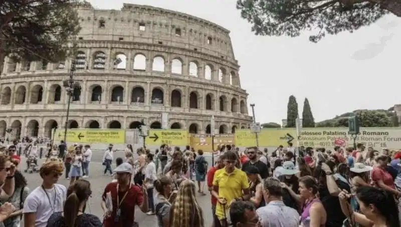 turisti al colosseo 2