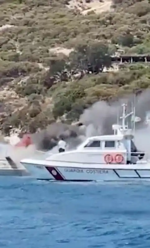 yacht a fuoco a ponza 4