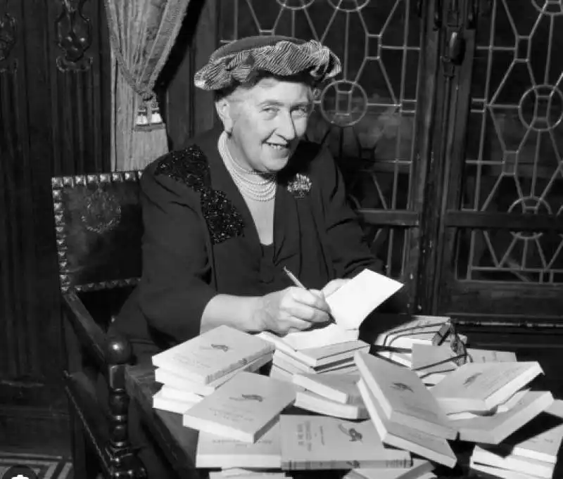 AGATHA CHRISTIE