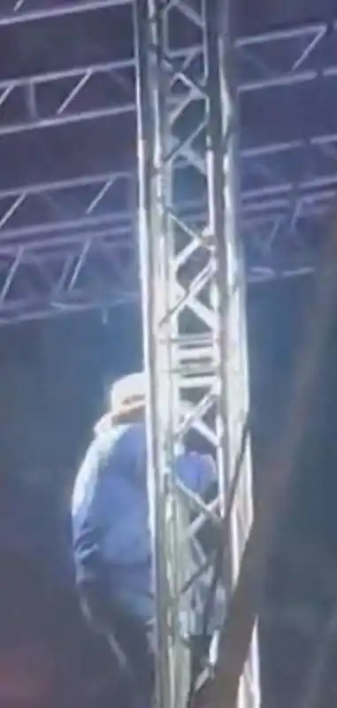 al bano si arrampica su un traliccio a pomigliano d arco