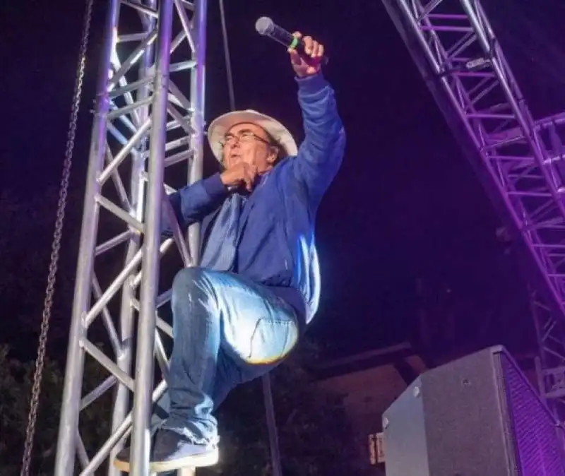 al bano si arrampica su un traliccio a pomigliano d arco