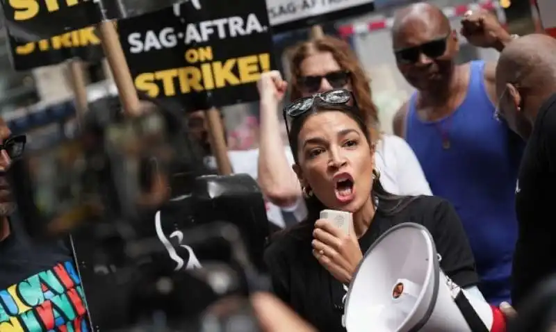 Alexandria Ocasio-Cortez  protesta insieme a attori e sceneggiatori di hollywood 