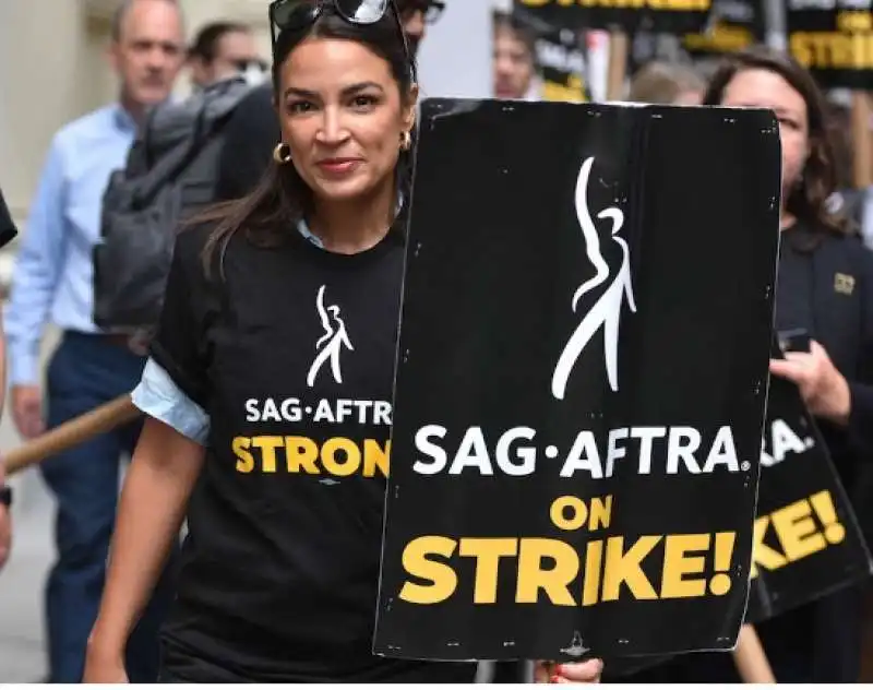 Alexandria Ocasio-Cortez  protesta insieme a attori e sceneggiatori di hollywood