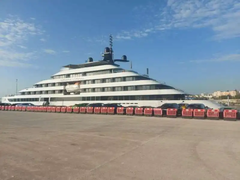 arrivo del mega yacht emerald azzurra al porto di monopoli 9