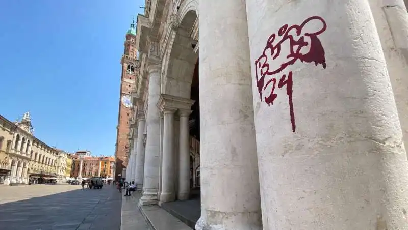 basilica palladina di vicenza imbrattata con vernice rossa 1