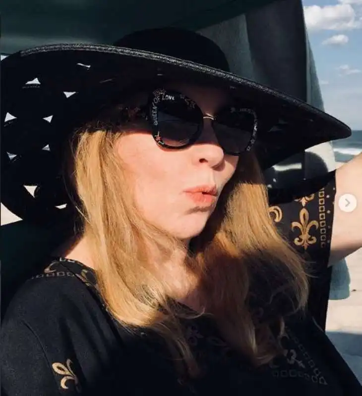 bebe buell ig