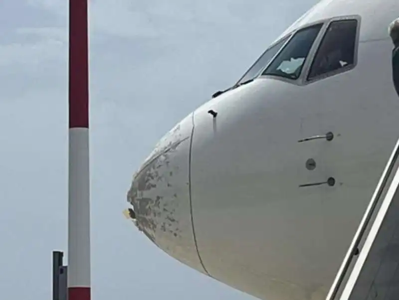 boeing 767 danneggiato dalla grandine a milano