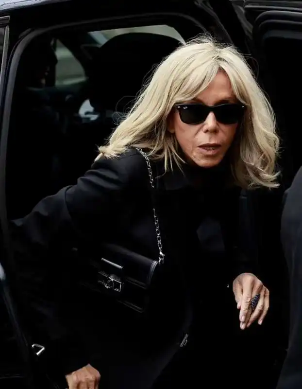 brigitte macron ai funerali di jane birkin 