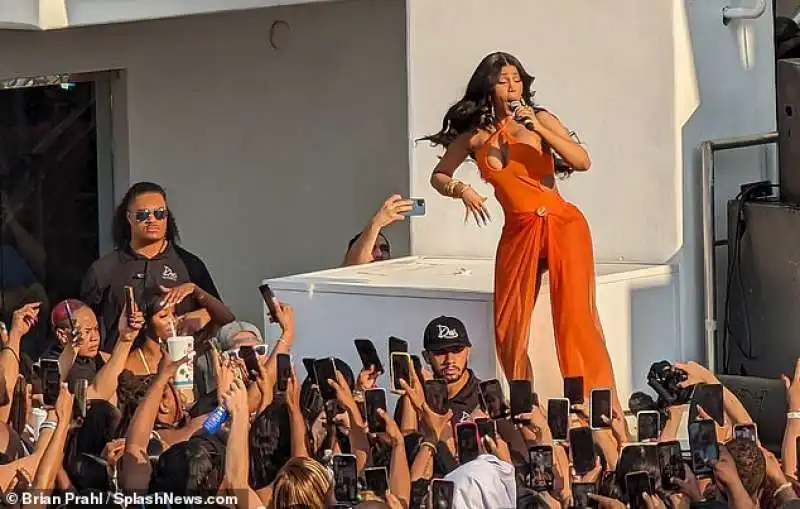 cardi bi lancia microfono contro fan 6