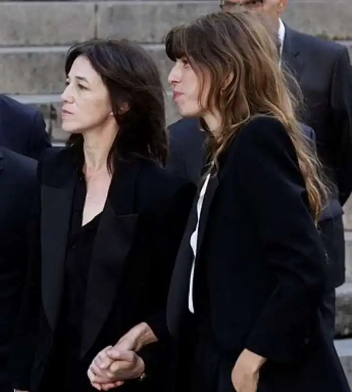 charlotte gainsbourg e lou doillon ai funerali di jane birkin  